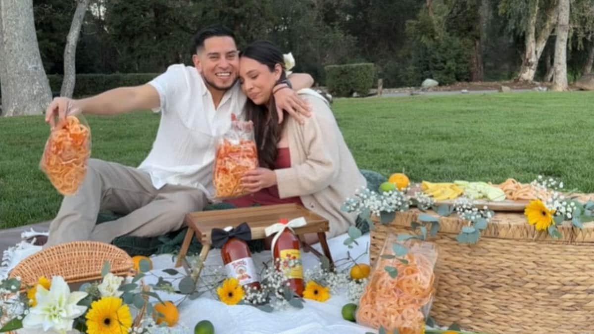 VIDEO: Pareja se hace viral por una revelación de género comiendo chicharrones con salsa Valentina o Tapatío