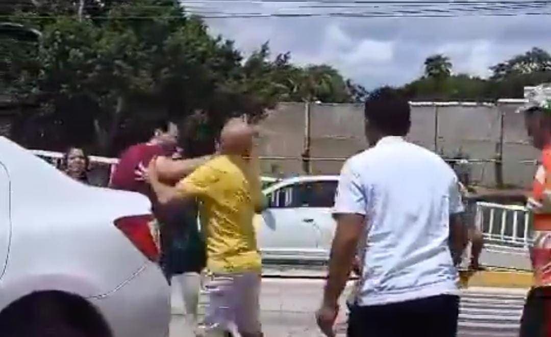 Video: Conductores se agarran a golpes luego de chocar en el bulevar Colosio de Cancún