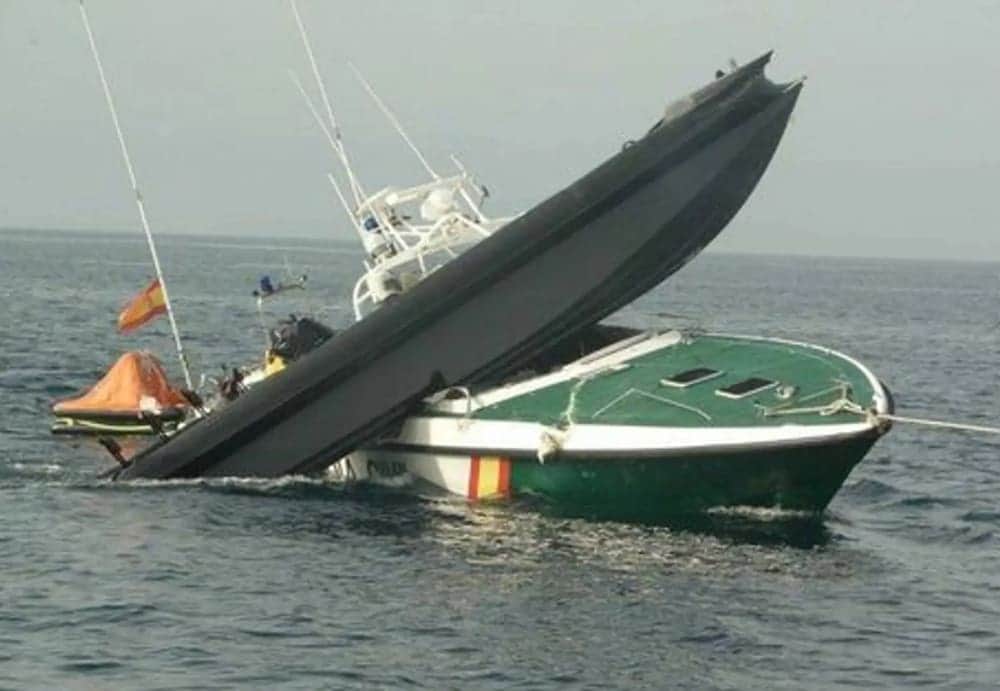 Video: Guardia Civil de España embiste lancha de migrantes que acaban arrollados