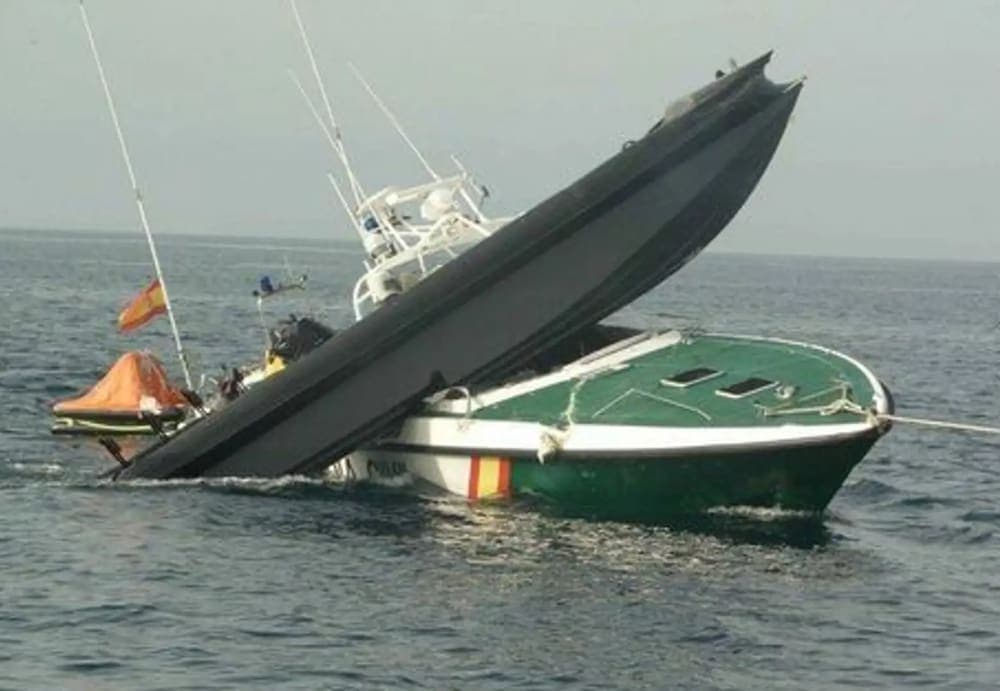 Video: Guardia Civil de España embiste lancha de migrantes que acaban arrollados