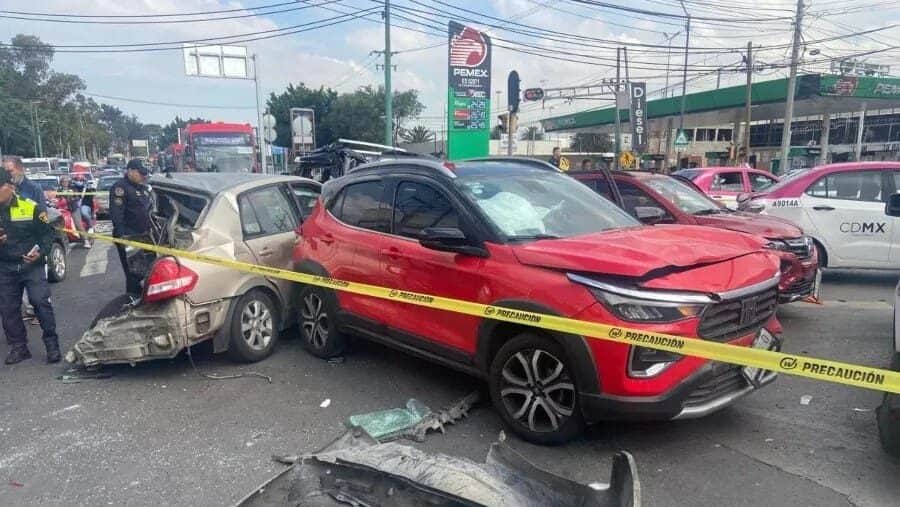 Video: Metrobús se queda sin frenos y embiste a 11 vehículos, dejando varios heridos en CDMX