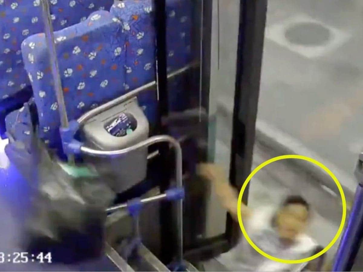 VIDEO: Mujer sale volando y cae de autobús en movimiento