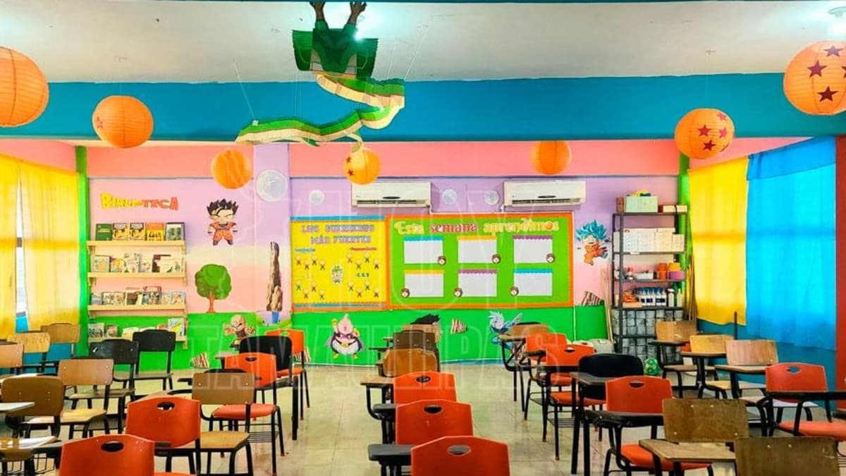 Con temática de Dragon Ball Z, maestro recibe a sus alumnos este regreso a clases