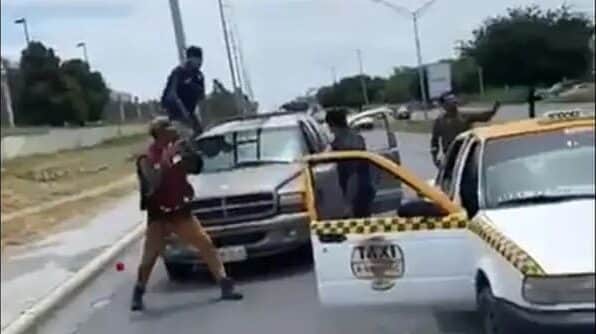 Video: Atacan a machetazos a pasajero de taxi y lo dejan tirado en carretera de Nuevo León