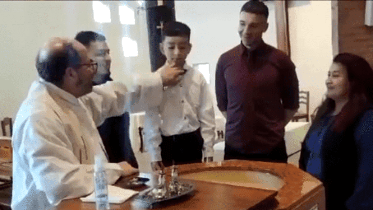 Niño se vuelve viral en bautizo luego de preguntarle el cura si quería ser Cristiano: "No, quiero ser Messi"