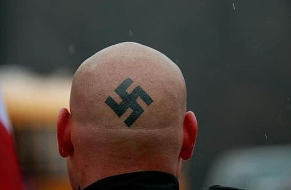 Video: Sujeto con tatuaje nazi violenta a mujer migrante en bar de España