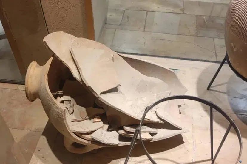 Niño de cuatro años rompe accidentalmente un jarrón de 3 mil 500 años de antigüedad en un museo