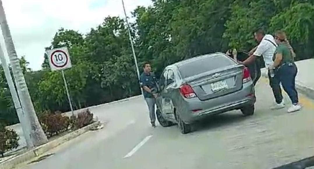 Video: Conductor de Uber se lleva de corbata a transportista que se colgó del auto en aeropuerto de Cancún