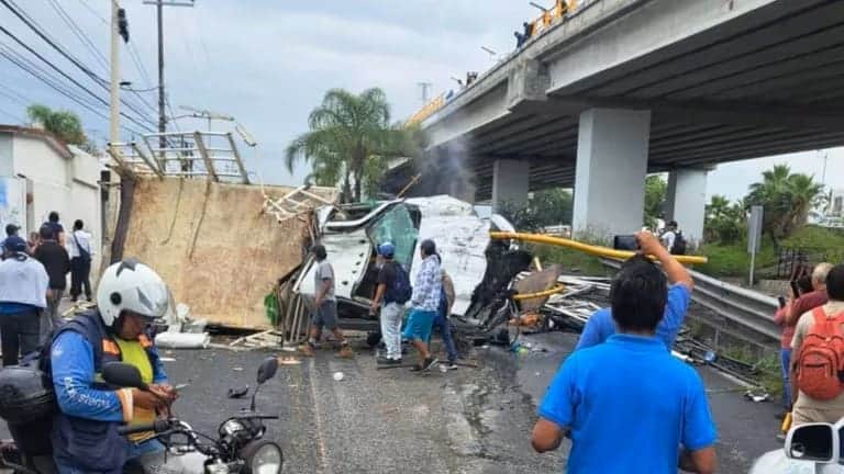 Video: Camión cae desde distribuidor vial en Cuernavaca; el conductor sobrevive