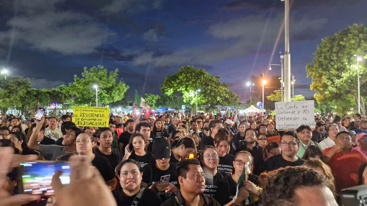 Se manifiestan trabajadores del Poder Judicial contra las reformas de AMLO en el centro de Cancún