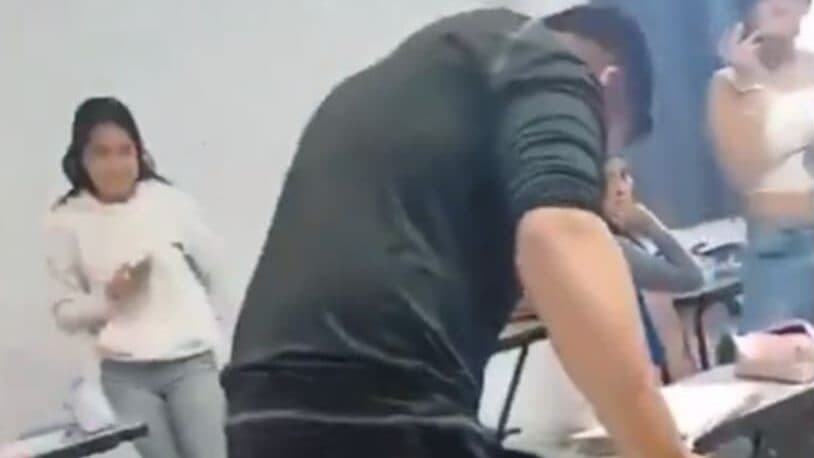 Video: Alumno azota fuertemente contra el piso a compañero en preparatoria de Actopan, Hidalgo