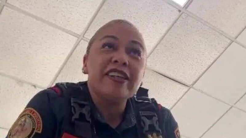 Video: Graban a mujer policía de CDMX intimidando a detenido, "te va a llevar al baño un ratito"