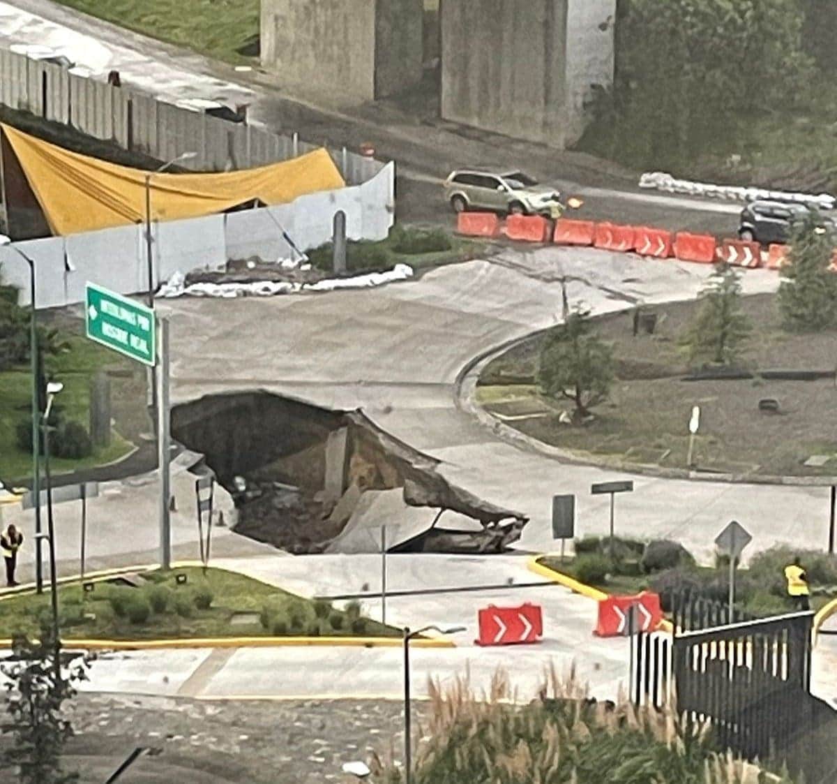 Se forma mega socavón de 10 metros en Huixquilucan, Edomex