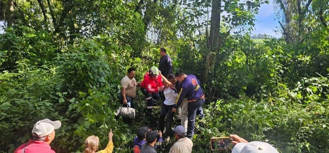 Cae autobús por un barranco en Veracruz, deja al menos dos muertos y 30 lesionados