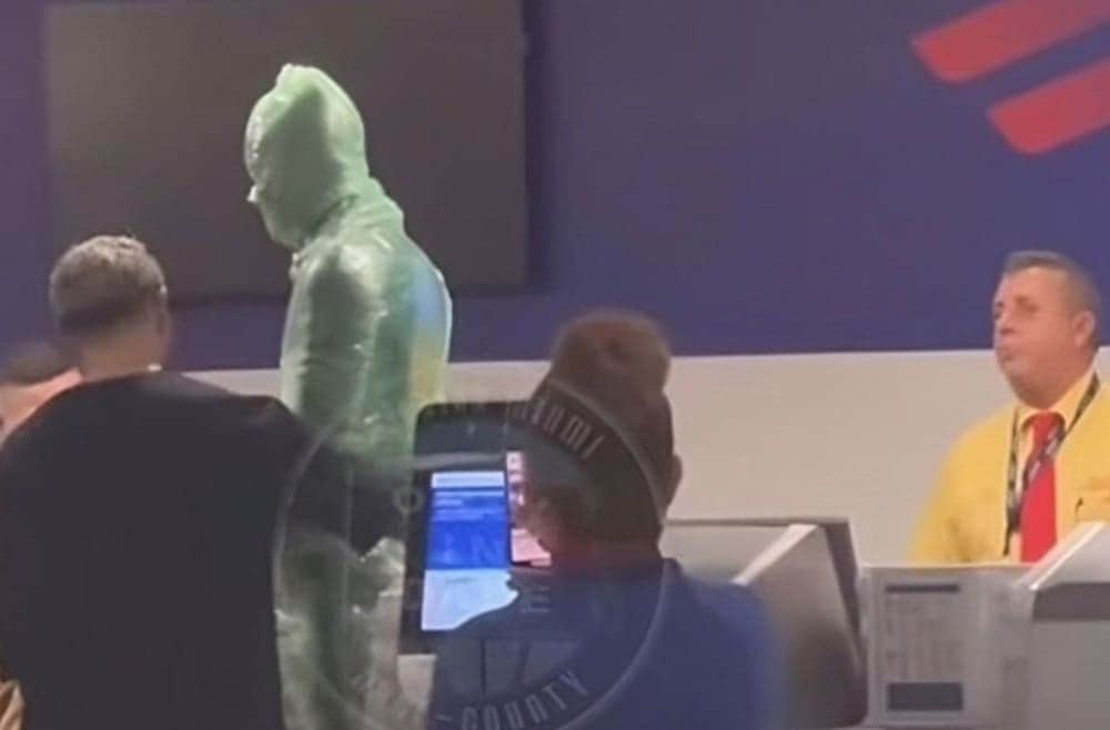 Video: Sujeto se envuelve en cinta adhesiva y pide que le facturen como equipaje en el Aeropuerto Internacional de Miami