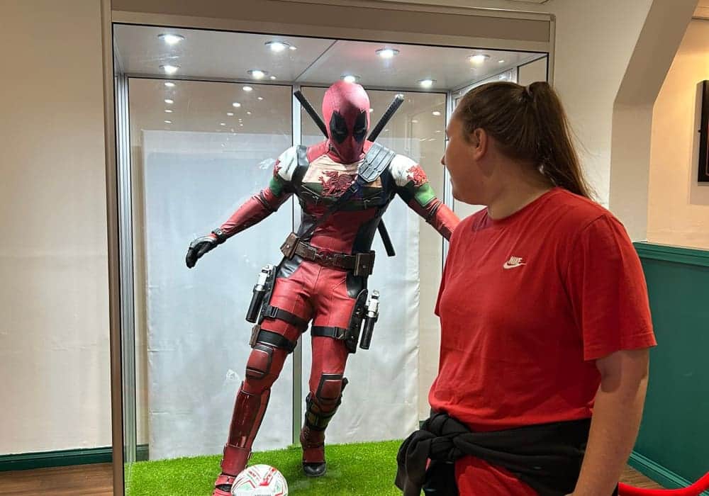 Ryan Reynolds confiesa que "robó" un traje de Deadpool para exhibirlo en el estadio de su equipo de futbol
