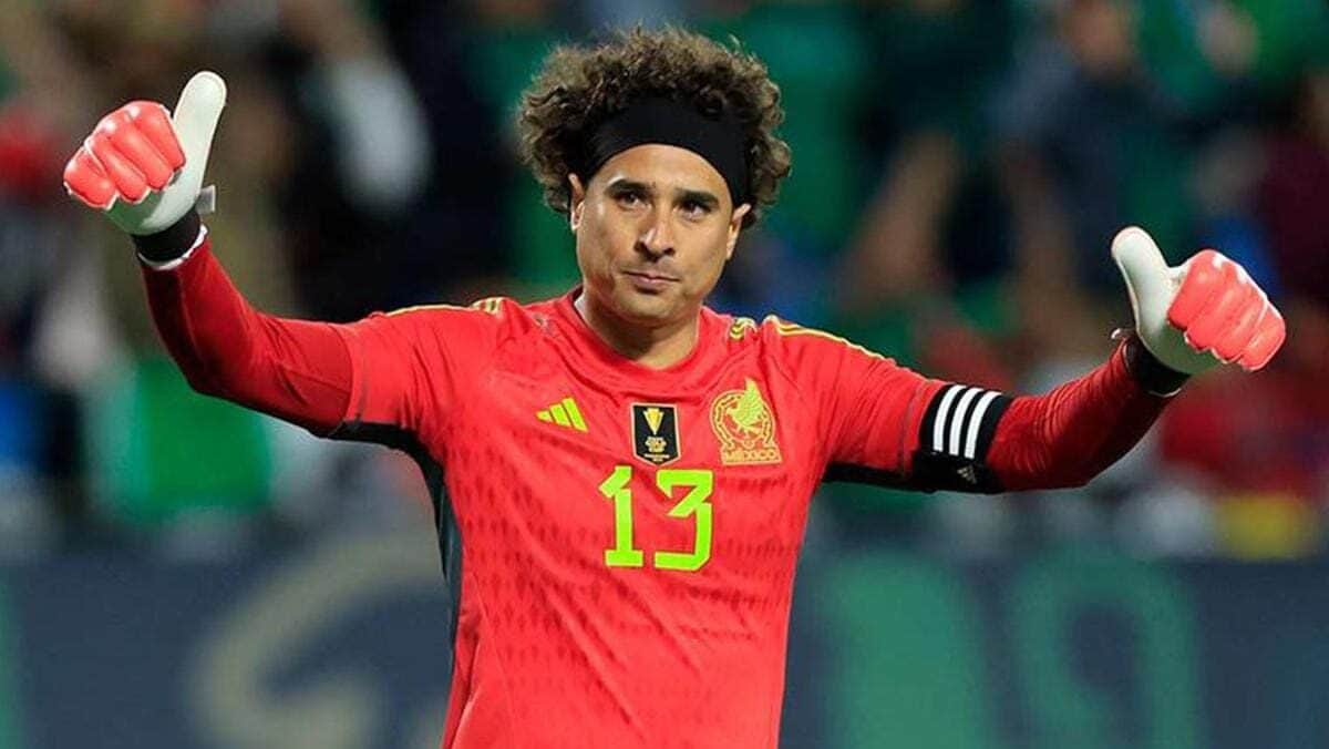 Portero mexicano Guillermo Ochoa ficha por el AVS SAD de Portugal