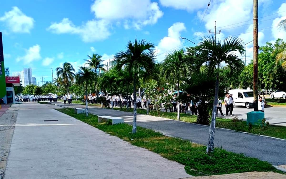 Video: Protestan al menos 200 taxistas por reunión de Uber y gobierno en Cancún