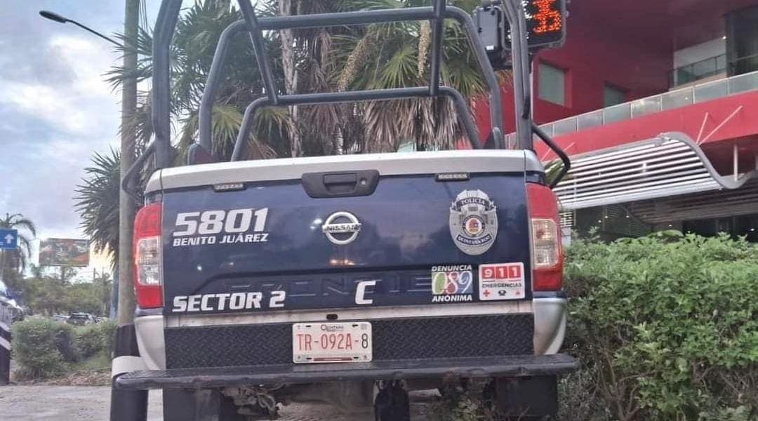 Policías de Cancún estrellan una patrulla contra el camellón en la avenida Bonampak