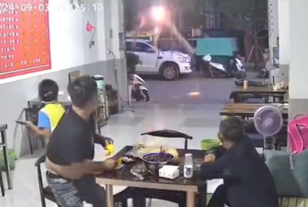 Video: Vehículo salva a dos personas de ser aplastadas por un poste en China