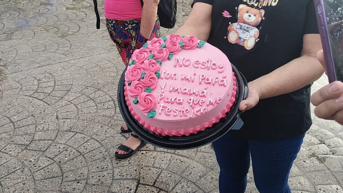 Madre de Fernanda Cayetana, desaparecida en Cancún, lleva pastel a Fiscalía por los XV años de su hija