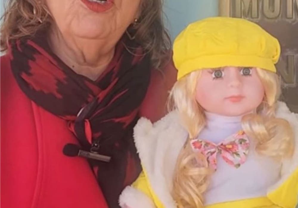 Video: Alcaldesa chilena organiza un insólito concurso para elegir el nombre de su muñeca