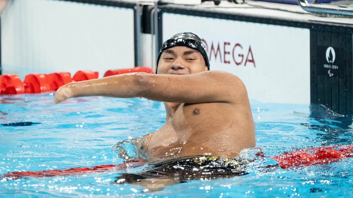 Video: Nadador mexicano Ángel Camacho gana medalla de plata en 50m dorso, su tercera en París 2024