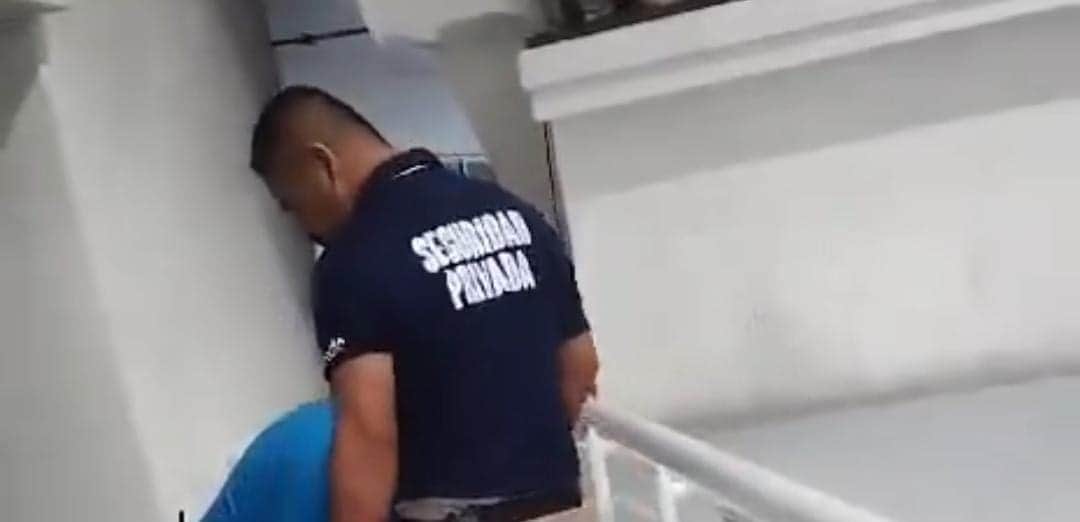 Video: Exhiben a guardias de seguridad que someten con violencia a una persona en ADO de Cancún
