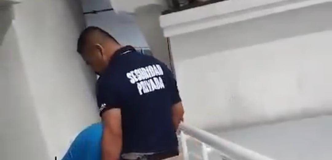 Video: Exhiben a guardias de seguridad que someten con violencia a una persona en ADO de Cancún