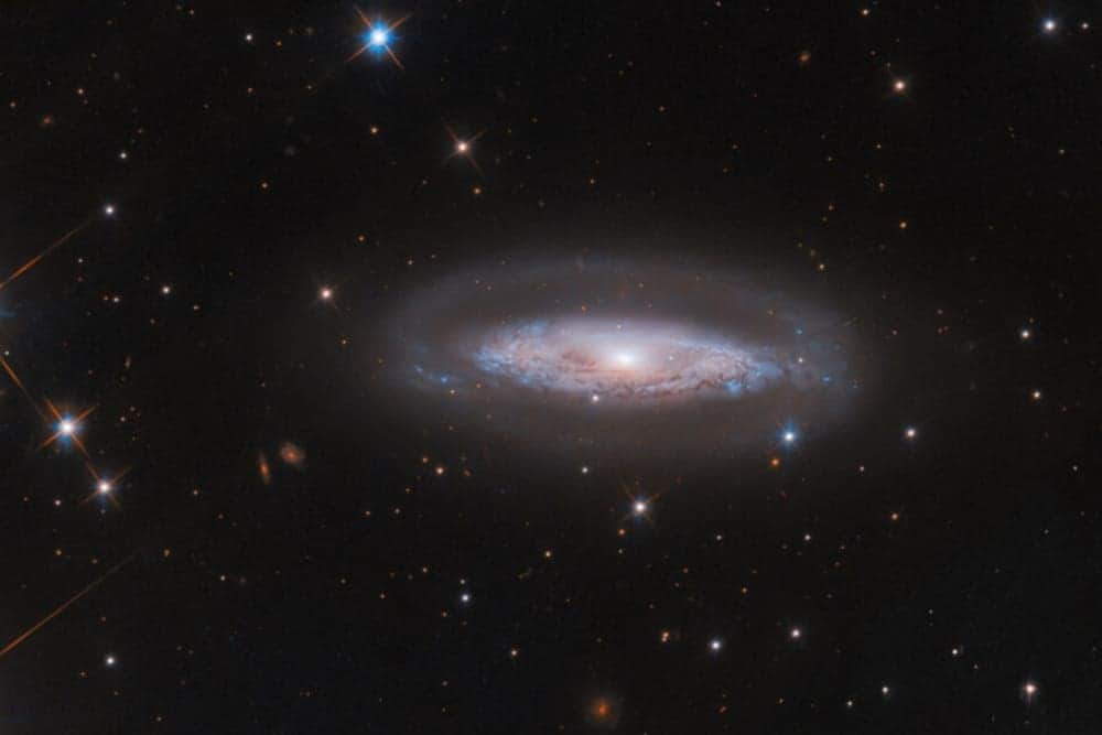 NASA capta una galaxia que tiene un gigantesco agujero negro activo en su centro