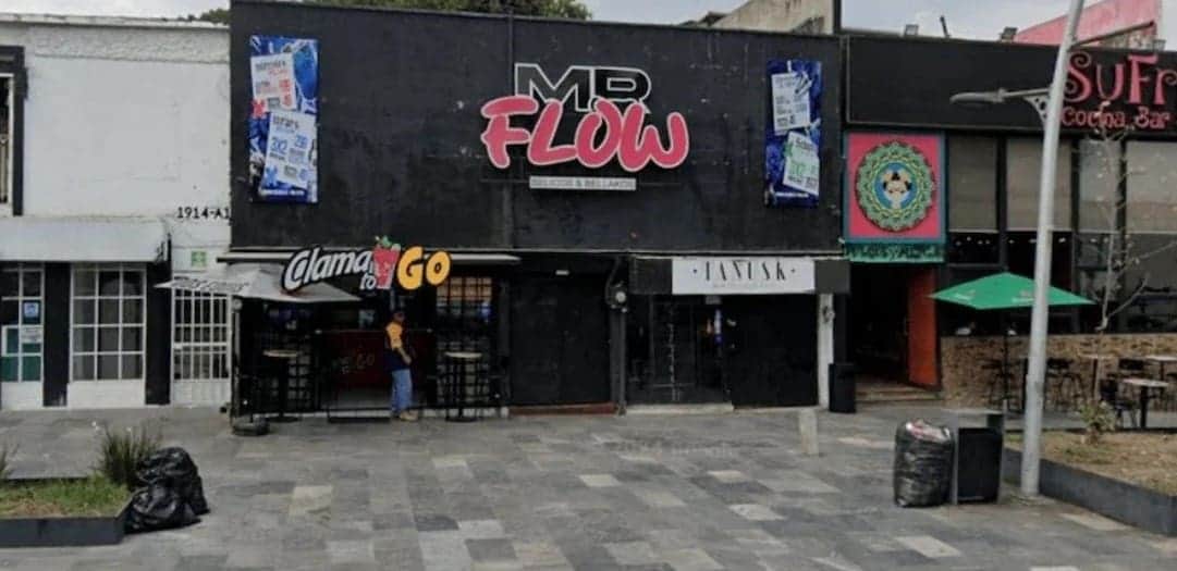 Video: Denuncian a cadeneros de un bar por golpear y robar a jóvenes en Puebla