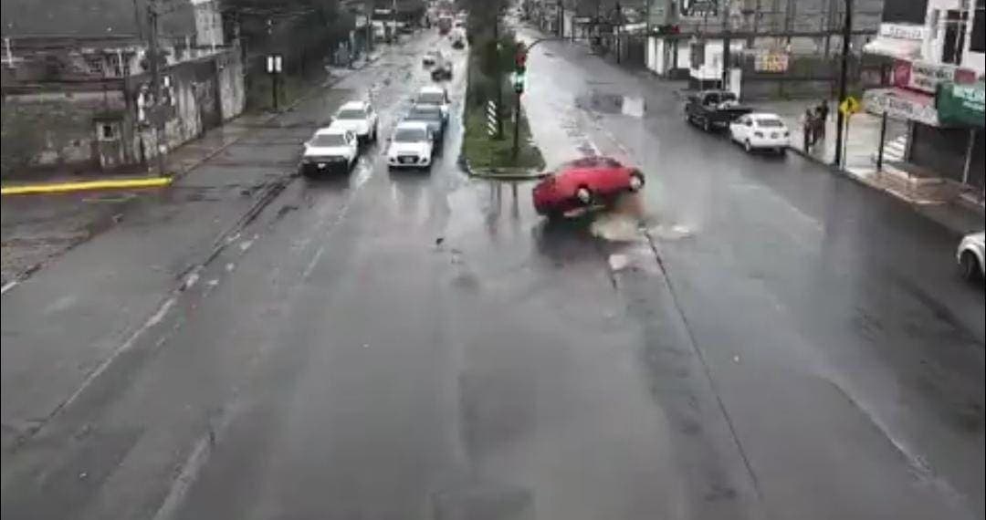 Video: Bache provoca que un auto vuelque en Puebla