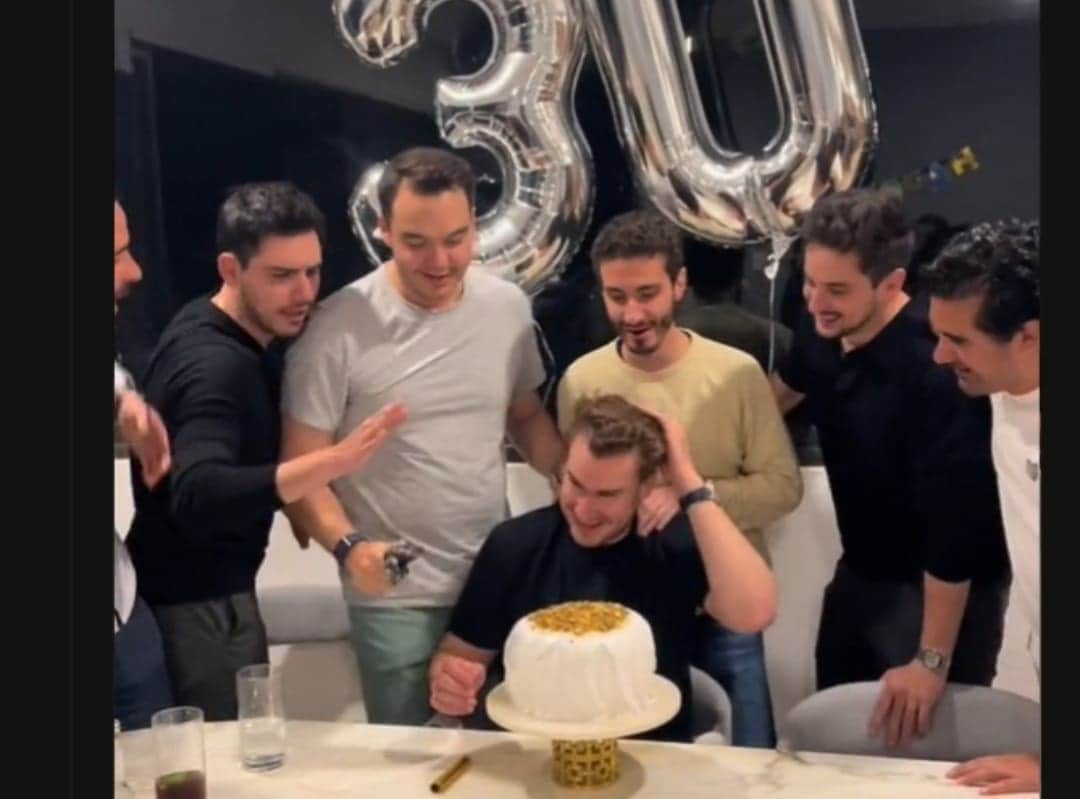 VIDEO: Le organizan fiesta sorpresa pero piensa que asaltantes se metieron a su casa y pierde el control