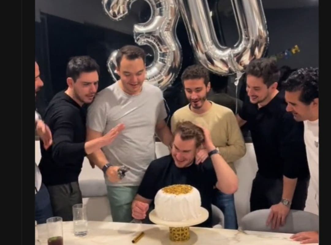 VIDEO: Le organizan fiesta sorpresa pero piensa que asaltantes se metieron a su casa y pierde el control