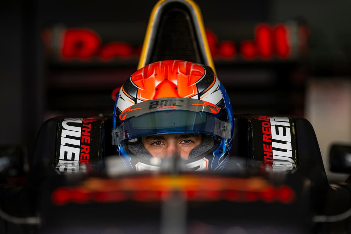 Piloto mexicano de 15 años Ernesto Rivera firma contrato con Red Bull