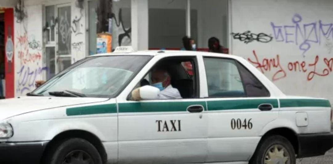 Presuntos delincuentes apuñalan a taxista de Cancún y le roban su unidad