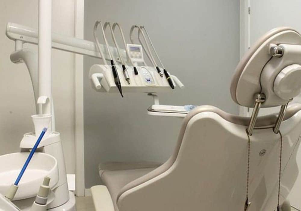 Muere un hombre luego de la extracción de 23 dientes en un solo día