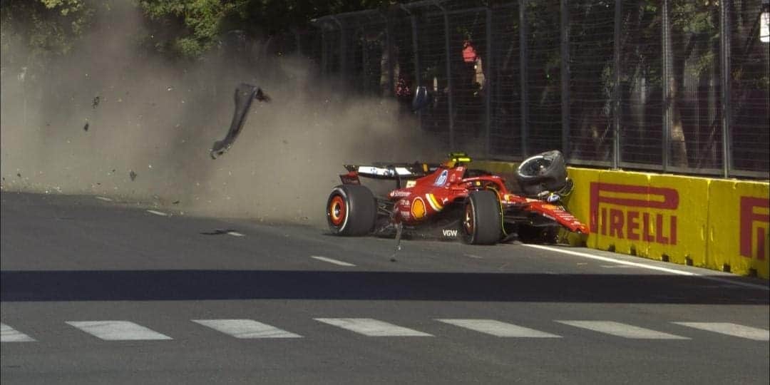 Video: Chocan Carlos Sainz y Sergio "Checo" Pérez a una vuelta del final; mexicano queda fuera del podio
