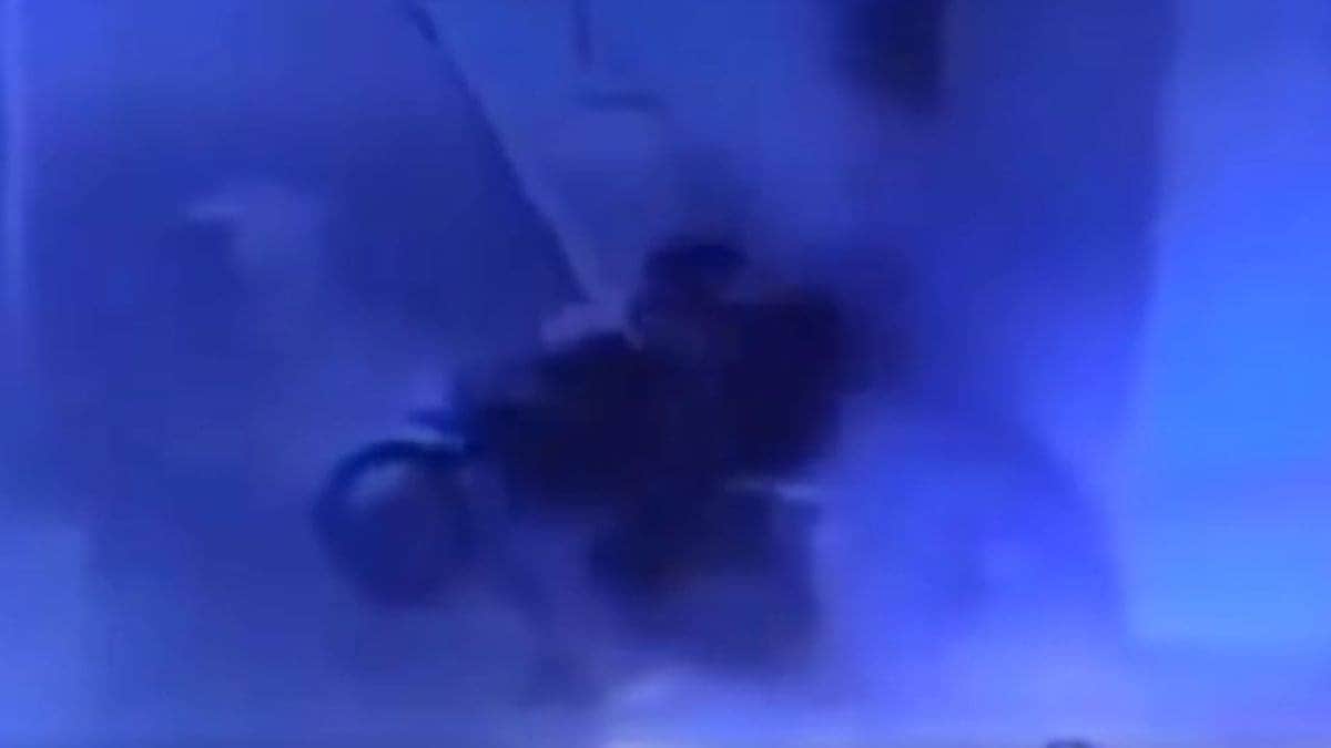 VIDEO: Joven frustra robo dando 'mochilazos' a sus asaltantes en Puebla