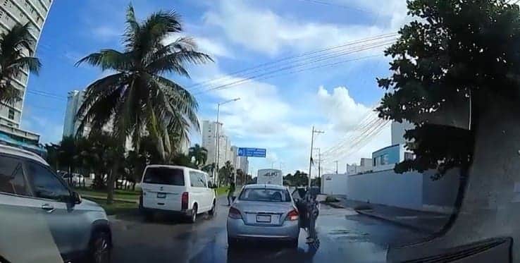 Video: Delincuente ingresa a vehículo en movimiento para asaltar en Cancún