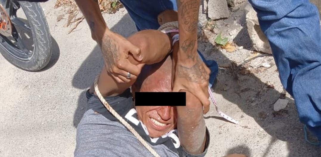 Vecinos golpean y amarran a presunto ladrón hallado dentro de una vivienda en Cancún