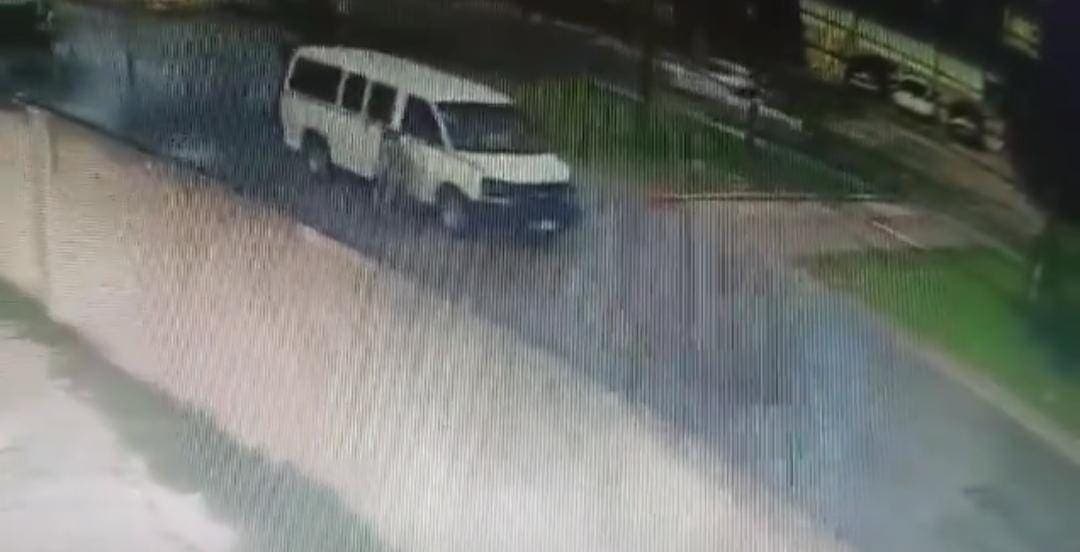 Revelan nuevo video del sujeto que intenta subirse a los autos en la Bonampak de Cancún