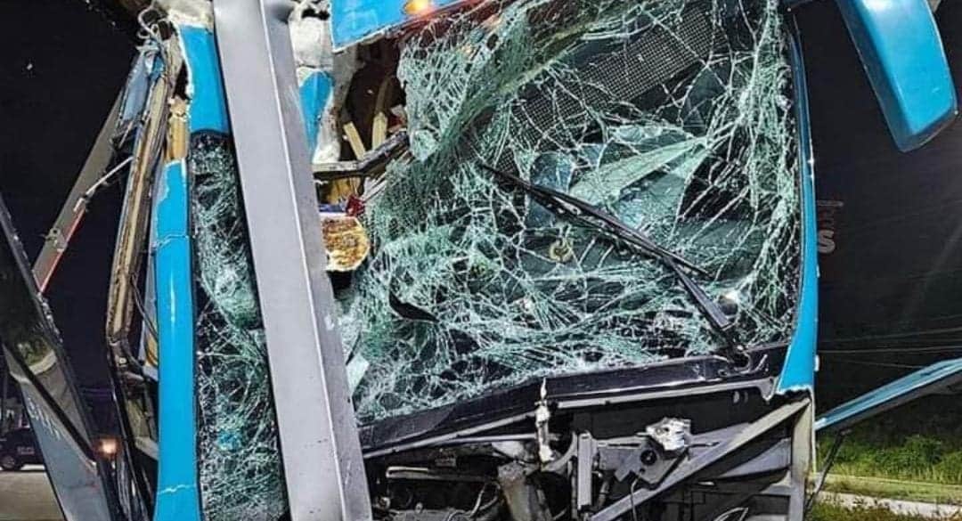 Conductor de Del Valle provoca nuevo accidente sobre la vía Cancún-Puerto Morelos; se llevó un letrero