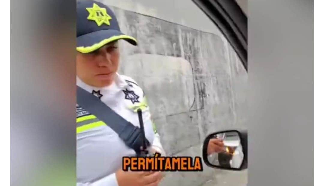 VIDEO: Exhiben a policía corrupta en Naucalpan, Edomex