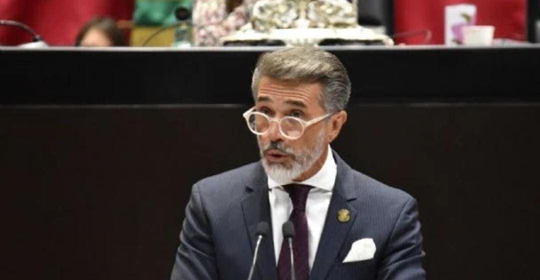 Video: Se burlan de Sergio Mayer por no poder pronunciar "adscripción" en la Cámara de Diputados