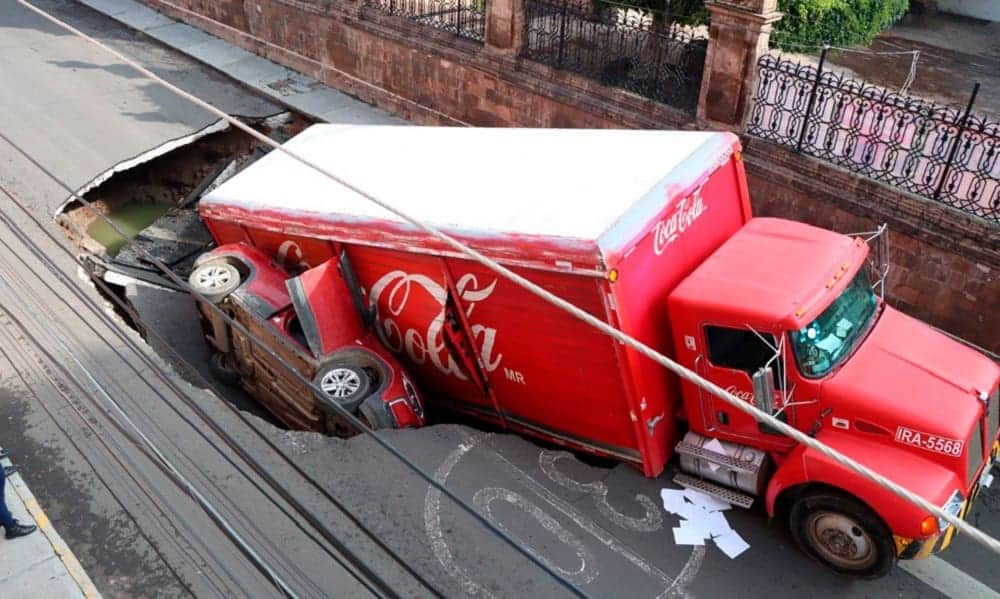 Video: Socavón se traga una camioneta con una familia completa y un camión de Coca-Cola en Guanajuato