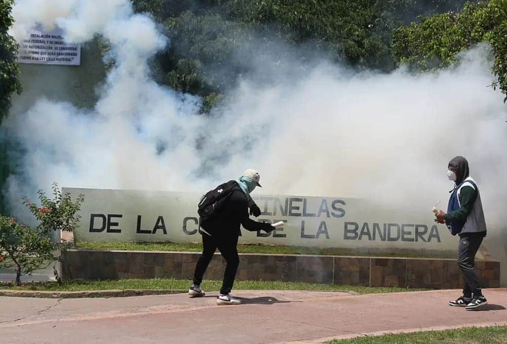 Video: Activistas de Ayotzinapa lanzaron petardos frente al Ejército en Guerrero