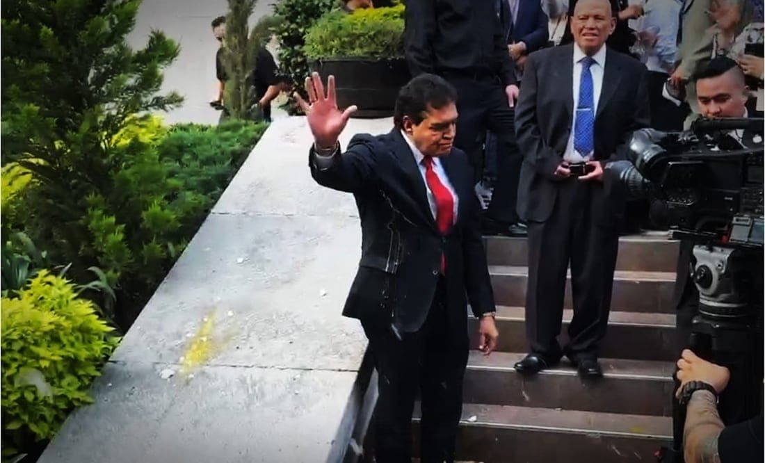 VIDEO: Le lanzan huevos al secretario general del Sindicato de Trabajadores del Poder Judicial de la Federación (STPJF)