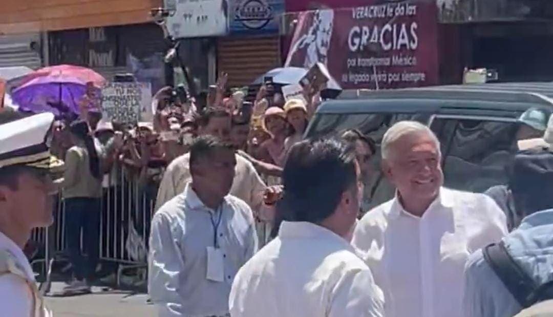 Video: Arrojan botella con líquido a AMLO en Veracruz mientras le gritaban "dictador"