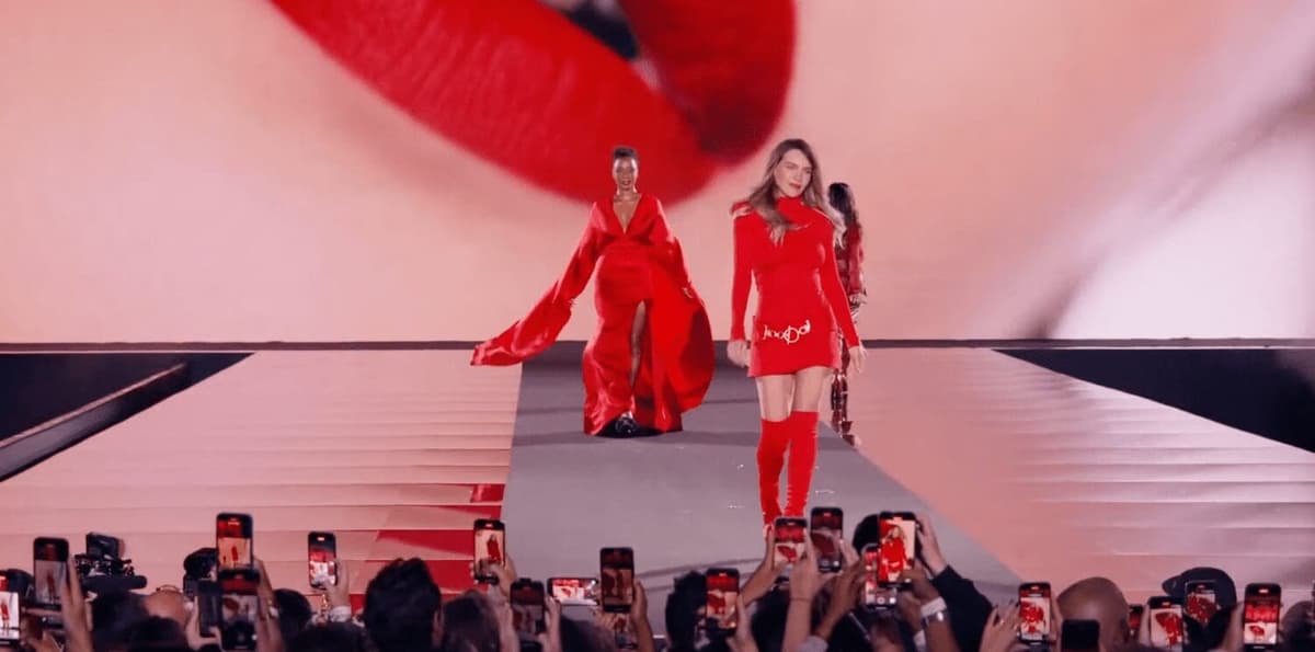 VIDEO: Belinda sufre aparatosa caída en pleno debut en la Fashion Week de París